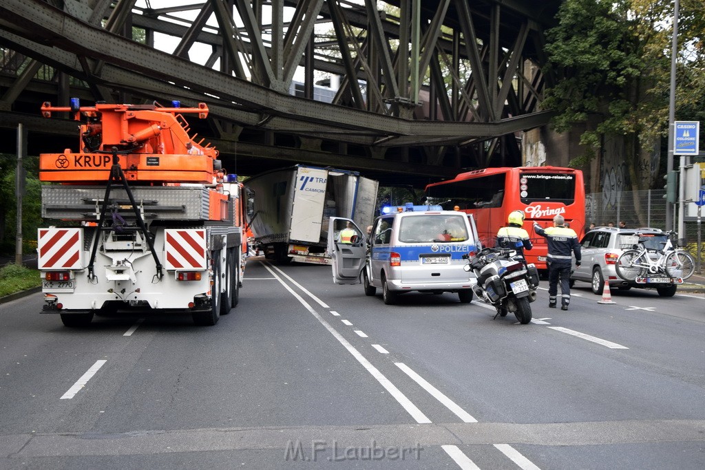 LKW blieb unter Bruecke haengen Koeln Ehrenfeld Innere Kanalstr Hornstr P074.JPG - Miklos Laubert